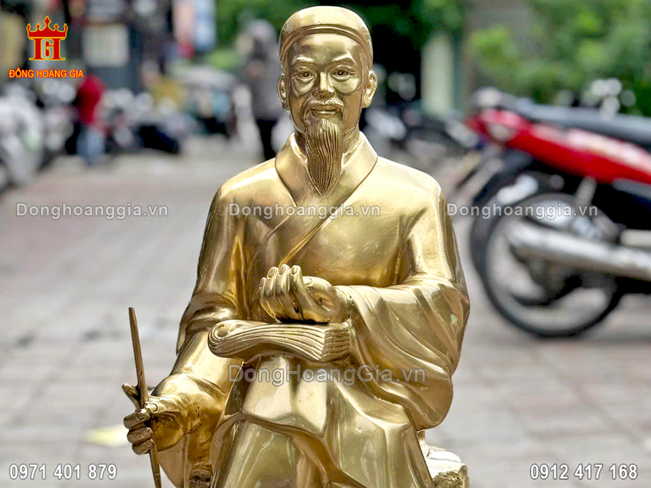 Từng đường nét trên pho tượng được nghệ nhân chạm khắc tỉ mỉ và tinh xảo nhất